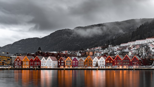 Bryggen i Bergen, Norge – farverige træhuse ved vandet.